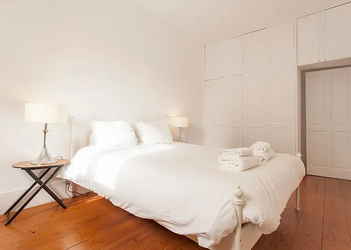 Apartment Central, Charming, Quiet, Garden And Parking Lisbon