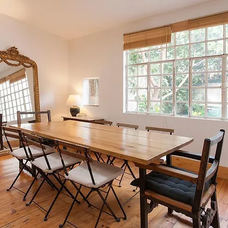 Central, Charming, Quiet, Garden And Parking Apartment